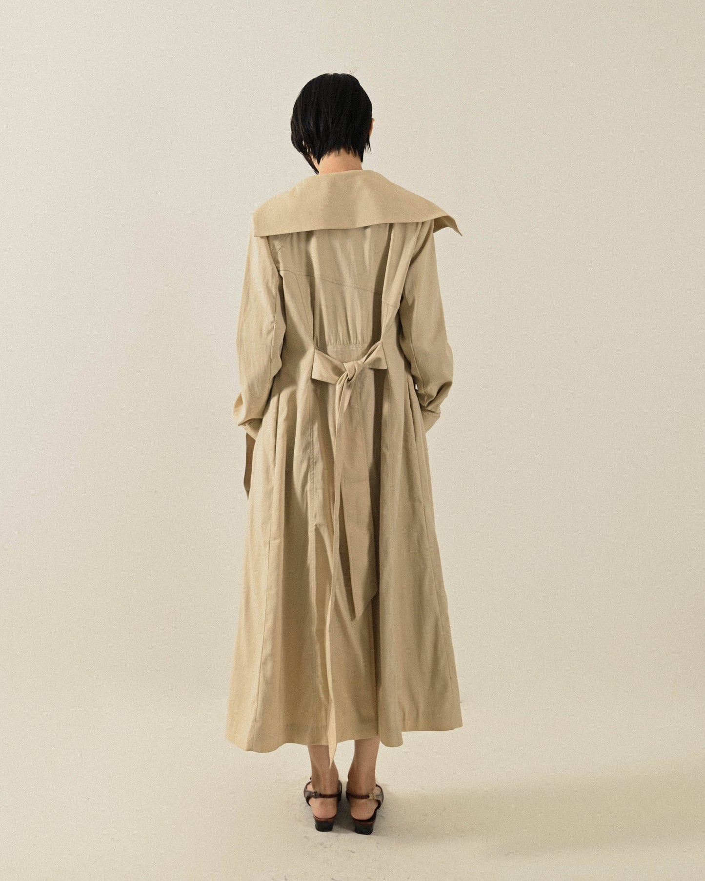 寬大翻領純色長版古著風衣
