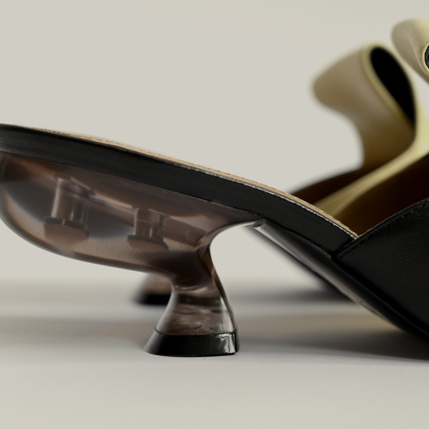 Zhong Zixin 拼色鞋舌透明跟穆勒鞋