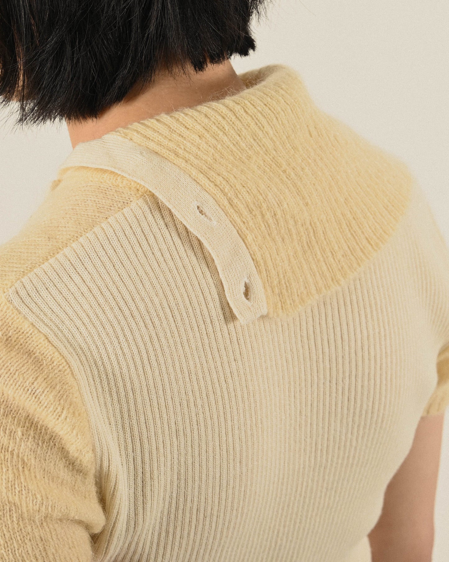 不對稱翻領輕薄針織古著上衣