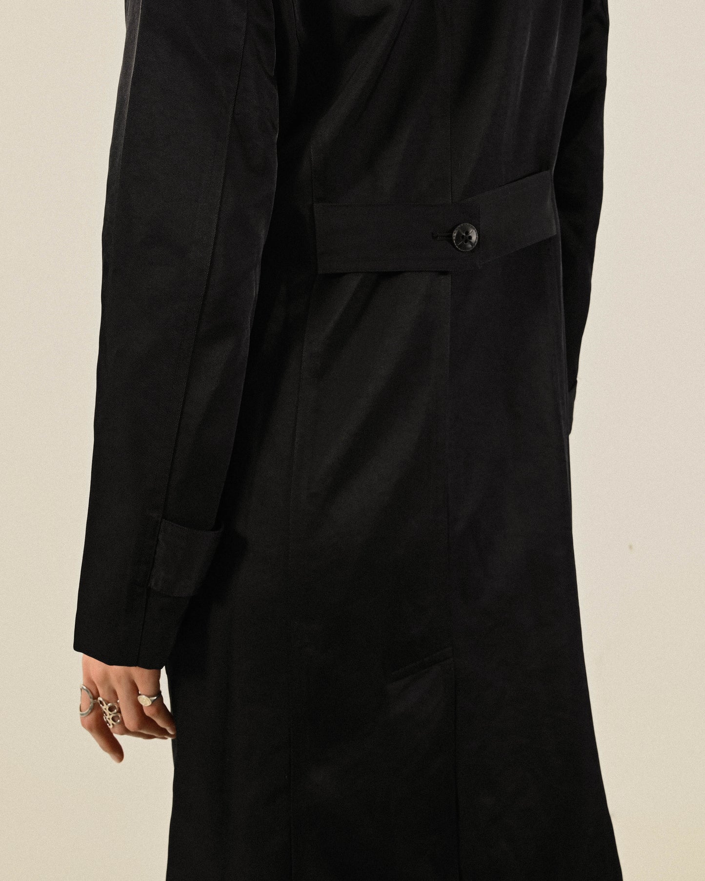 俐落輪廓純色古著風衣