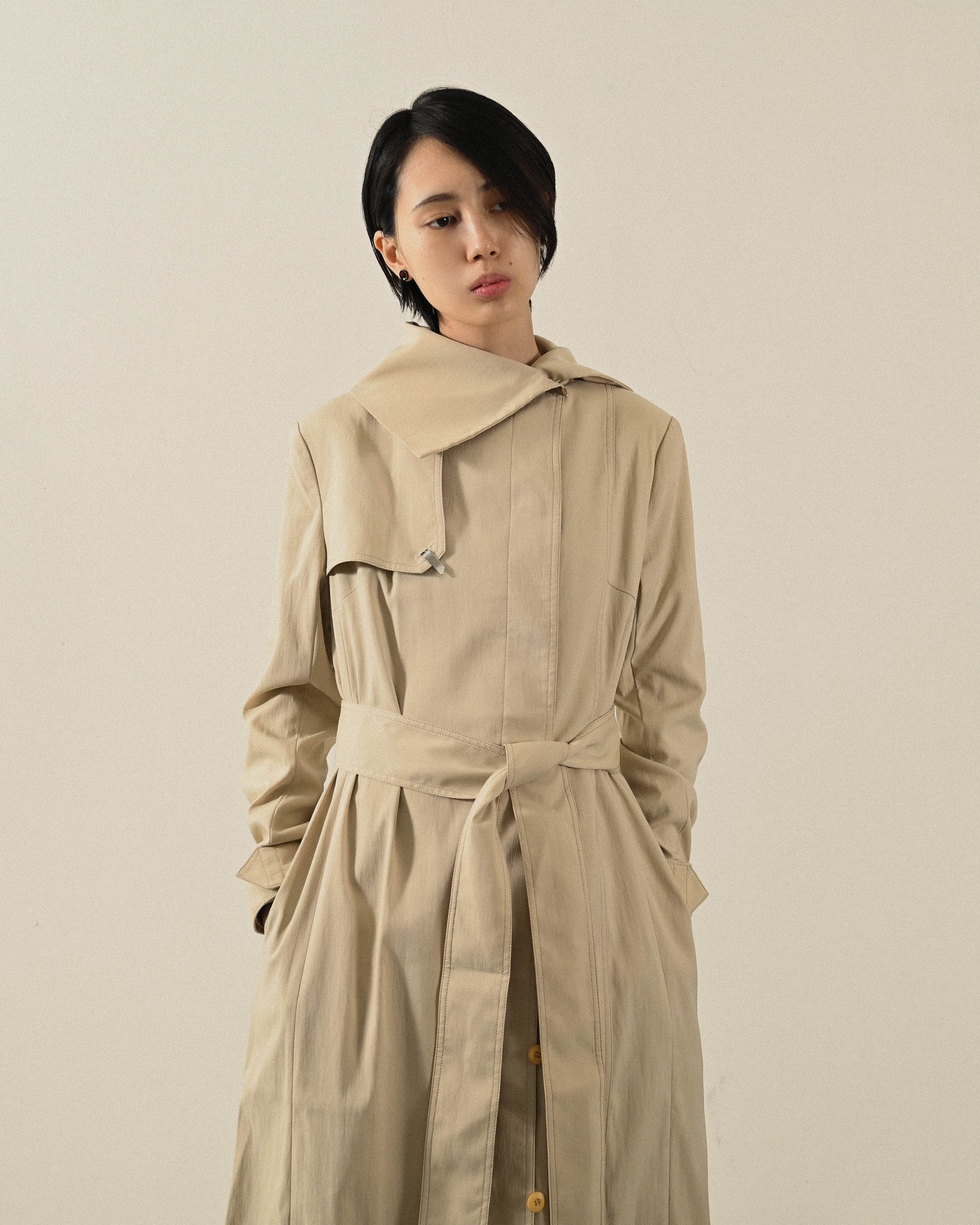 寬大翻領純色長版古著風衣