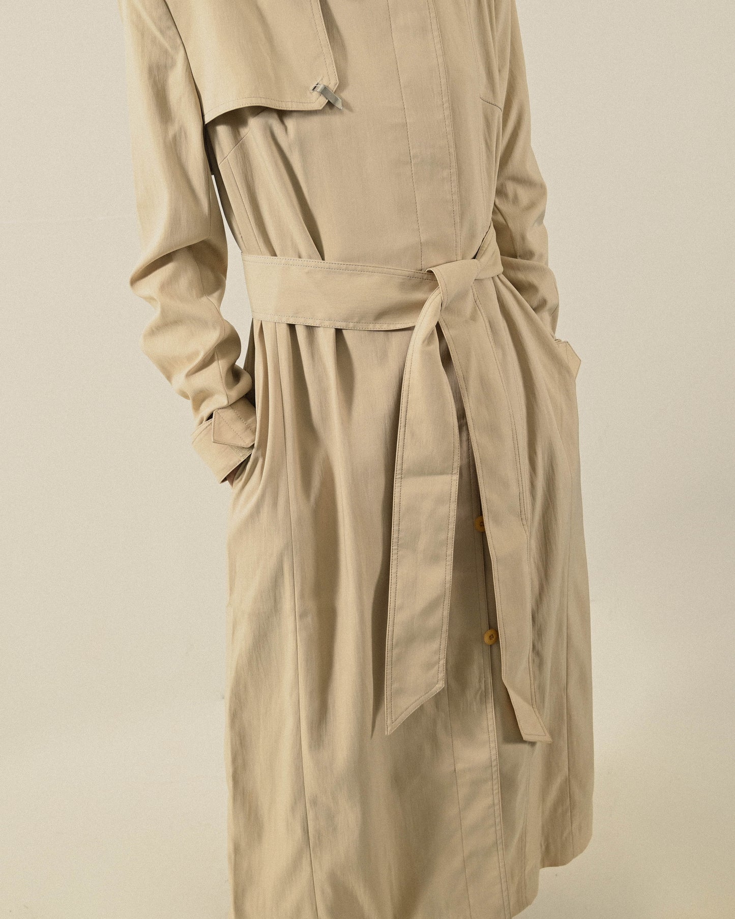 寬大翻領純色長版古著風衣