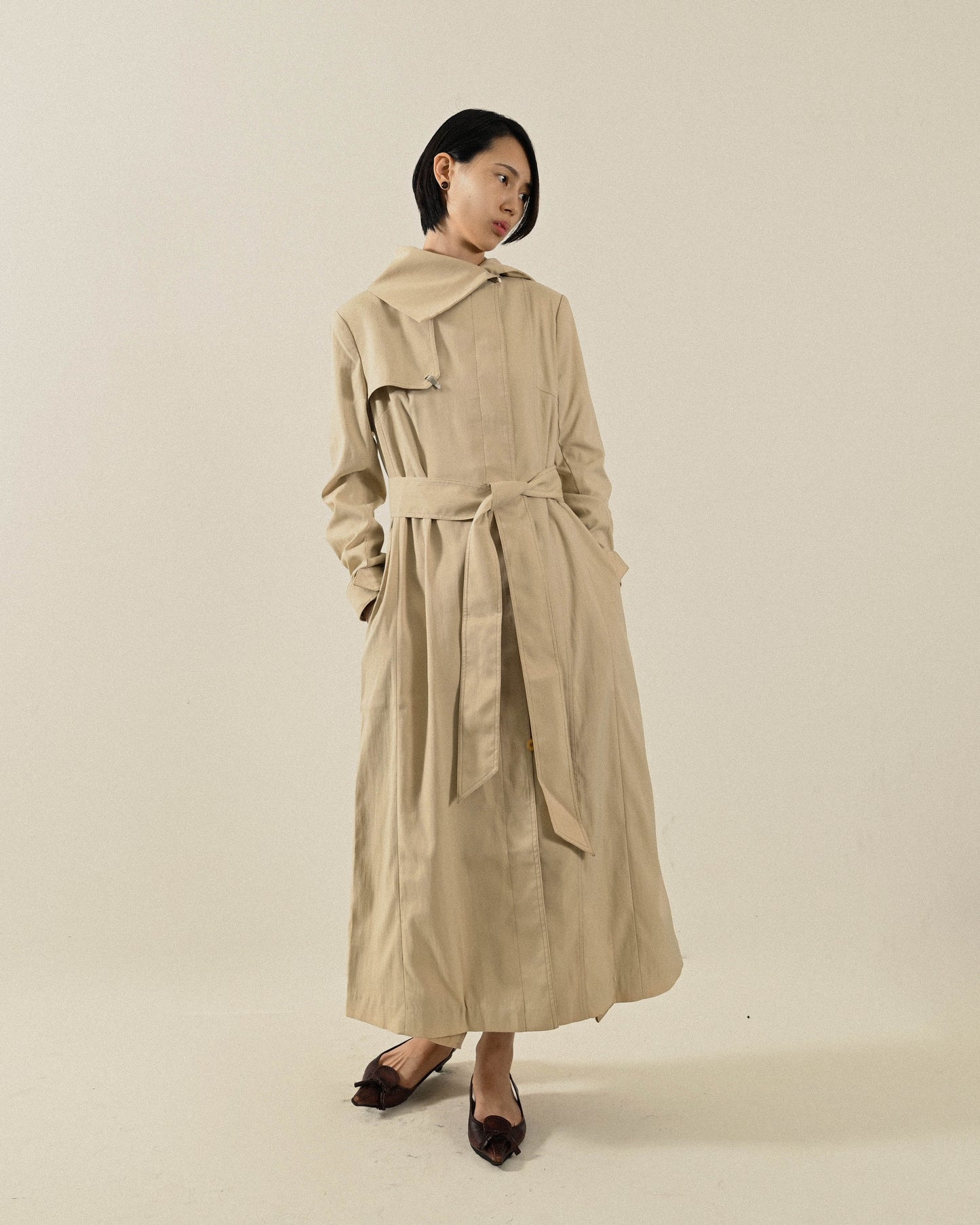 寬大翻領純色長版古著風衣