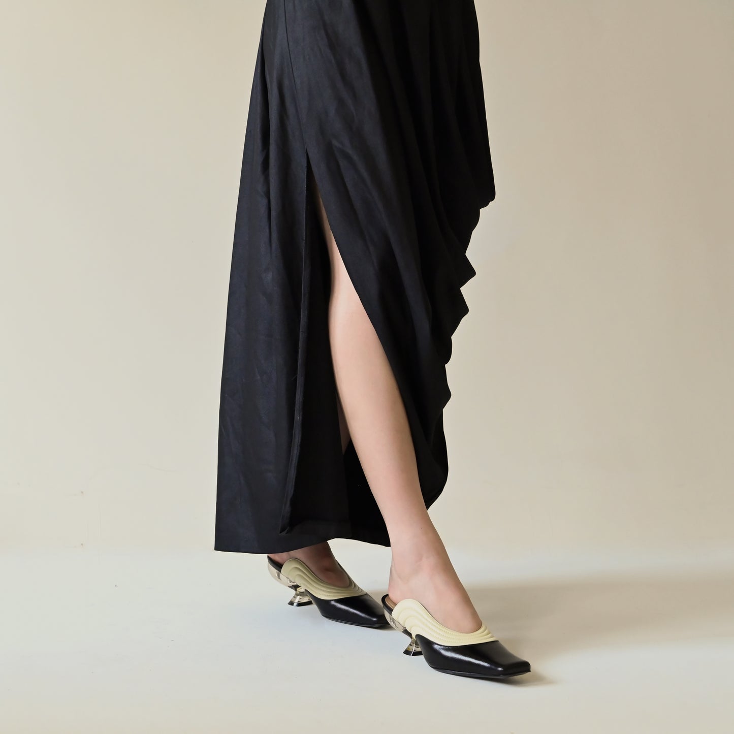 Zhong Zixin 繡縫透明跟穆勒鞋－黑白